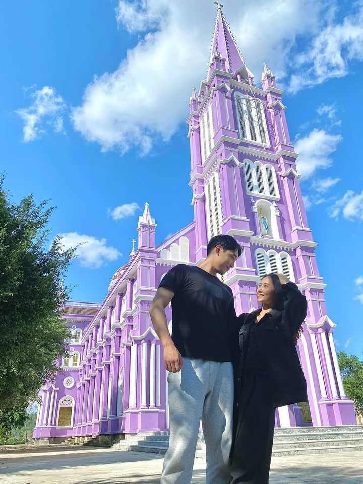 Về Nghệ An, ghé thăm nhà thờ màu tím ngọt ngào như bước ra từ cổ tích - 6