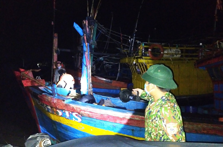 Quảng Bình: Phát hiện 6 ngư dân trốn cách ly ra khơi đánh cá - 1