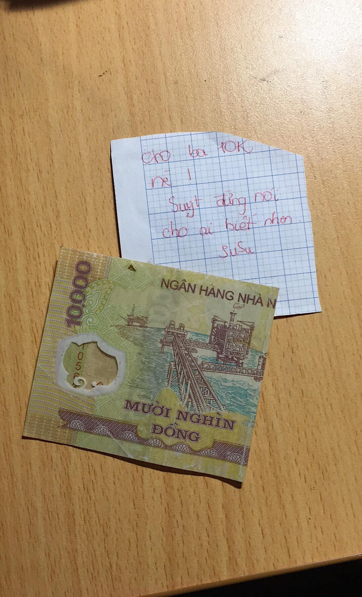 Thấy bố kẹt tiền, con gái út lén kẹp 10k vào ví kèm lời dặn đáng yêu hết nấc - 2