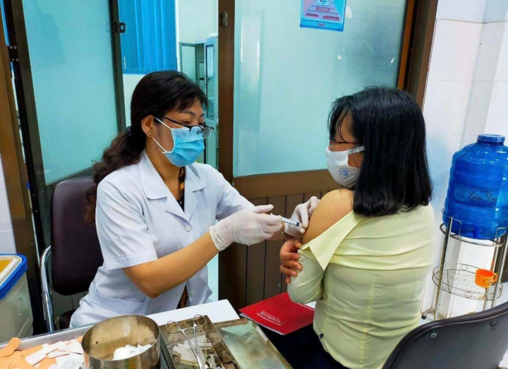 TP.HCM đề xuất rút ngắn khoảng cách 2 mũi tiêm vaccine: Chuyên gia nói gì? - 1