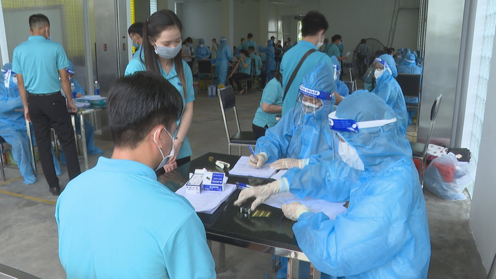 Giám đốc Trung tâm Y tế TP Trà Vinh bị cách chức vì tiêm vaccine sai đối tượng - 1