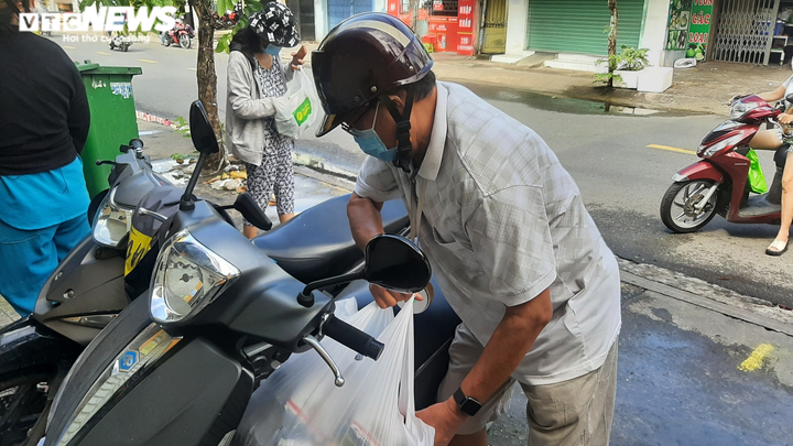 TP.HCM: Người dân quận 7 vui mừng trong ngày đầu thí điểm mở cửa trở lại - 1