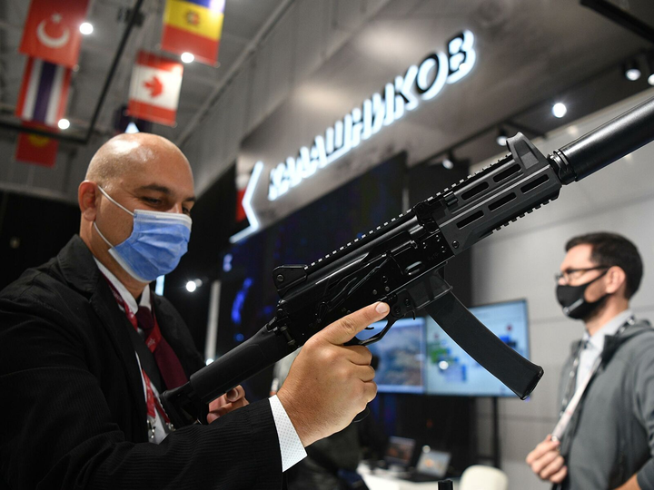 Phi công chiến đấu Nga có vũ khí mới: Bắn nhanh như AK, nhỏ gọn như súng lục - 1