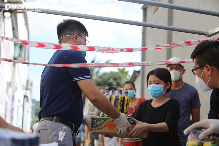 Báo điện tử VTC News trao quà của độc giả ủng hộ xóm trọ F0 ở Bình Dương - 4