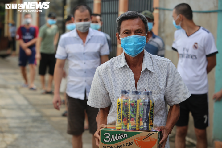 Báo điện tử VTC News trao quà của độc giả ủng hộ xóm trọ F0 ở Bình Dương - 2