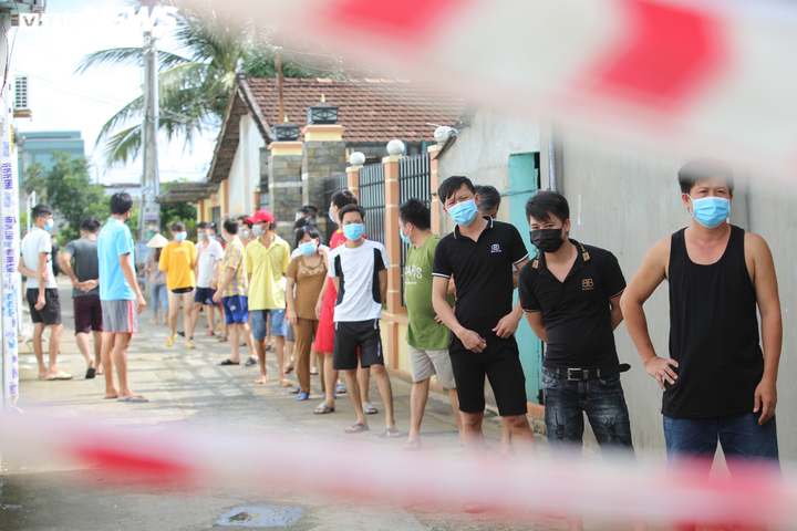 Báo điện tử VTC News trao quà của độc giả ủng hộ xóm trọ F0 ở Bình Dương - 5