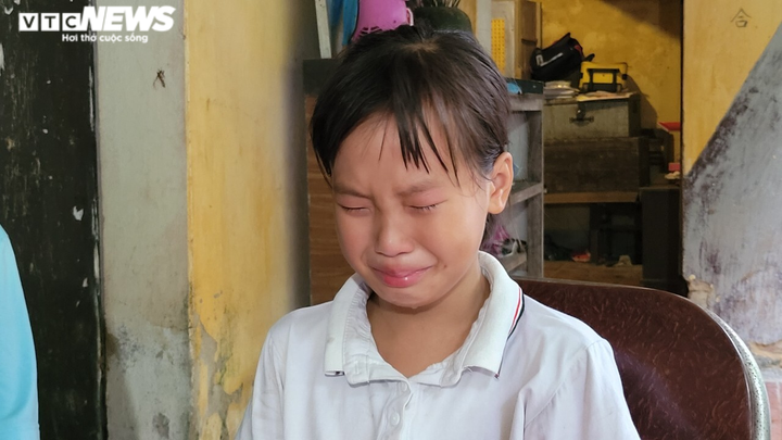 Nữ sinh mồ côi cha phải quét rác mưu sinh mơ có máy tính học online - 2