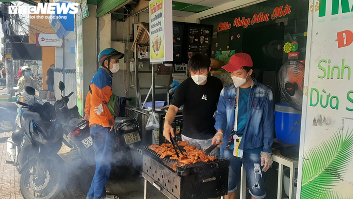 TP.HCM: Người dân quận 7 vui mừng trong ngày đầu thí điểm mở cửa trở lại - 3