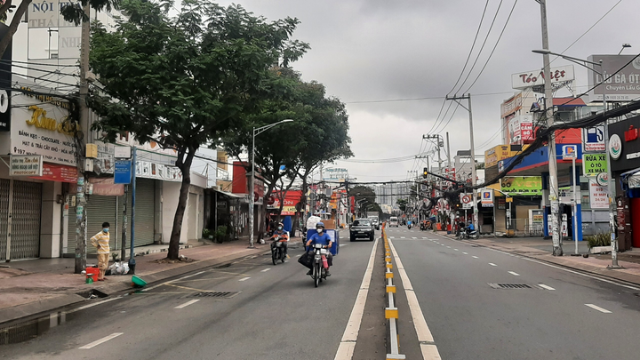 TP.HCM: Người dân quận 7 vui mừng trong ngày đầu thí điểm mở cửa trở lại - 4