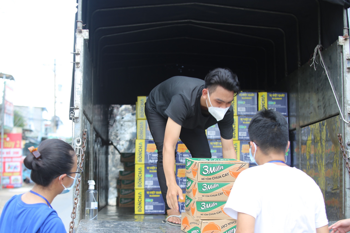 Báo điện tử VTC News trao quà của độc giả ủng hộ xóm trọ F0 ở Bình Dương - 1