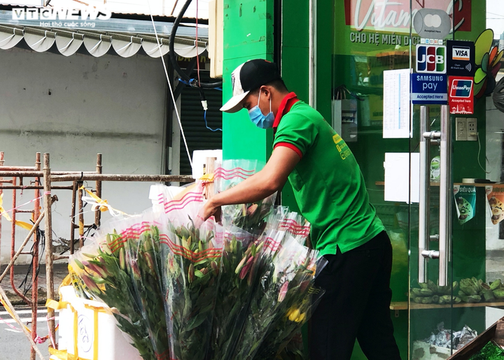 TP.HCM: Người dân quận 7 dè dặt ra đường trong ngày đầu thí điểm mở cửa trở lại - 3