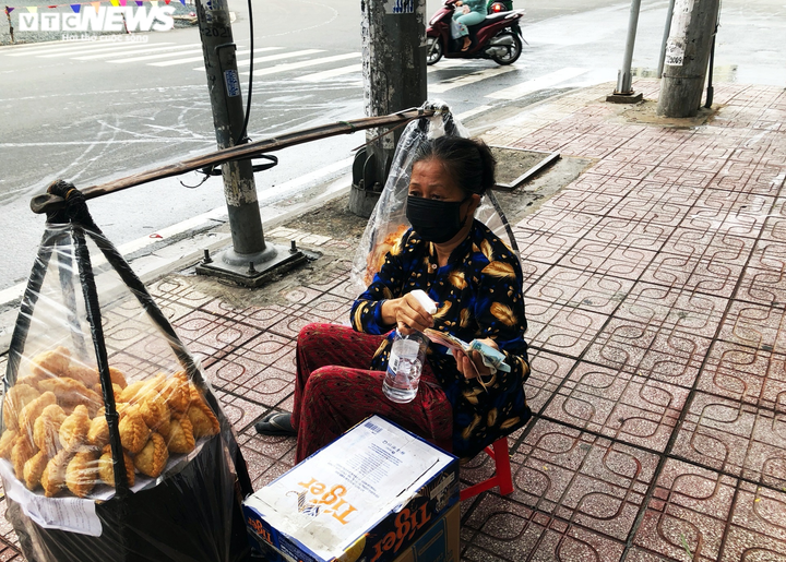 TP.HCM: Người dân quận 7 dè dặt ra đường trong ngày đầu thí điểm mở cửa trở lại - 5