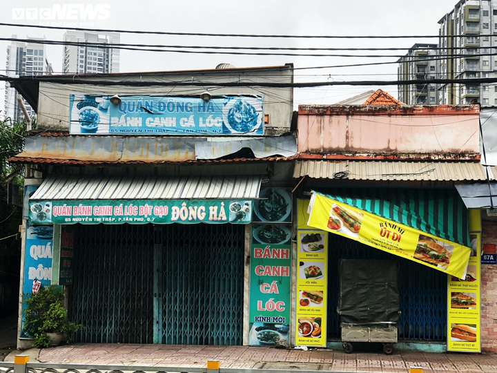 TP.HCM: Người dân quận 7 dè dặt ra đường trong ngày đầu thí điểm mở cửa trở lại - 4