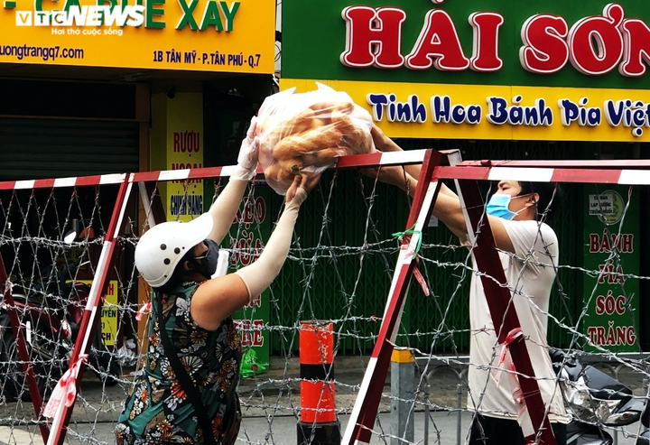 TP.HCM: Người dân quận 7 dè dặt ra đường trong ngày đầu thí điểm mở cửa trở lại - 7