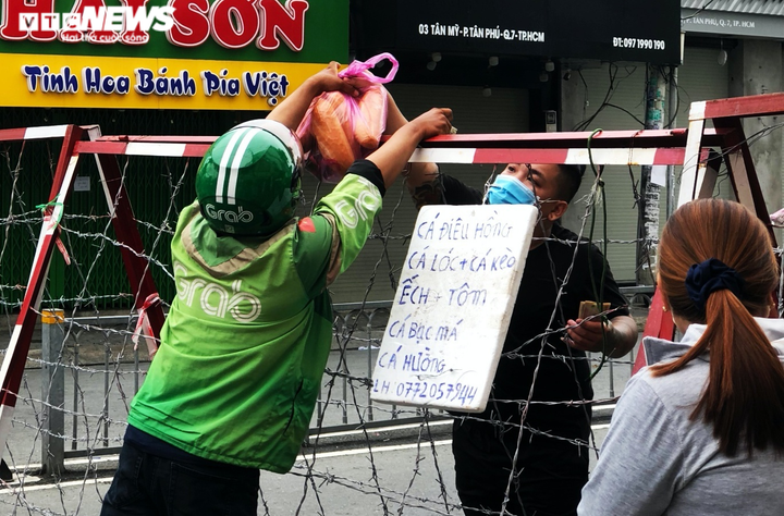 TP.HCM: Người dân quận 7 dè dặt ra đường trong ngày đầu thí điểm mở cửa trở lại - 6