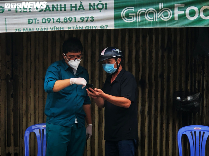 TP.HCM: Người dân quận 7 dè dặt ra đường trong ngày đầu thí điểm mở cửa trở lại - 11