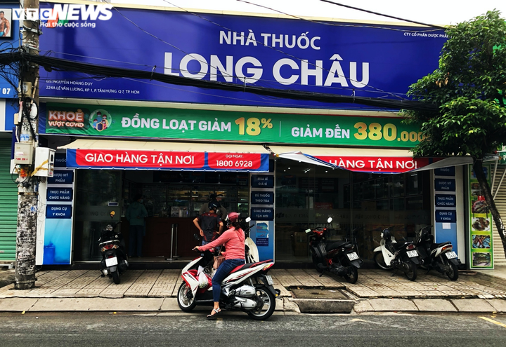 TP.HCM: Người dân quận 7 dè dặt ra đường trong ngày đầu thí điểm mở cửa trở lại - 9
