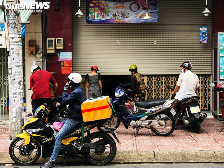 TP.HCM: Người dân quận 7 dè dặt ra đường trong ngày đầu thí điểm mở cửa trở lại - 8