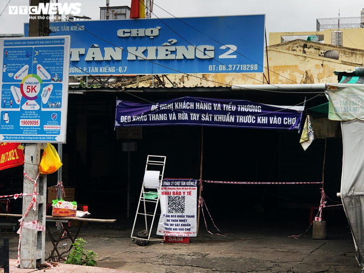 TP.HCM: Người dân quận 7 dè dặt ra đường trong ngày đầu thí điểm mở cửa trở lại - 10