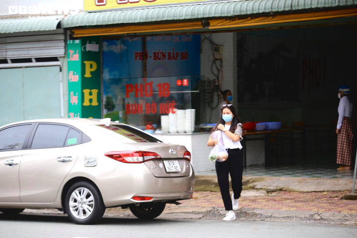 Bình Dương: Hàng quán tái khởi động sau nhiều ngày 'khoá chặt' - 12