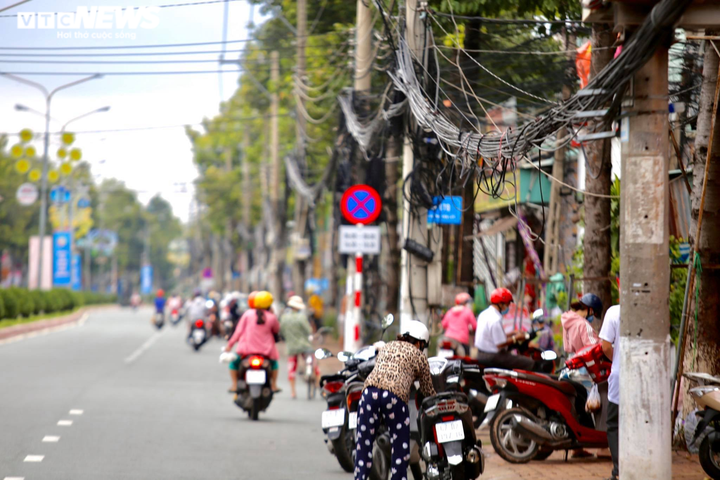 Bình Dương: Hàng quán tái khởi động sau nhiều ngày 'khoá chặt' - 1