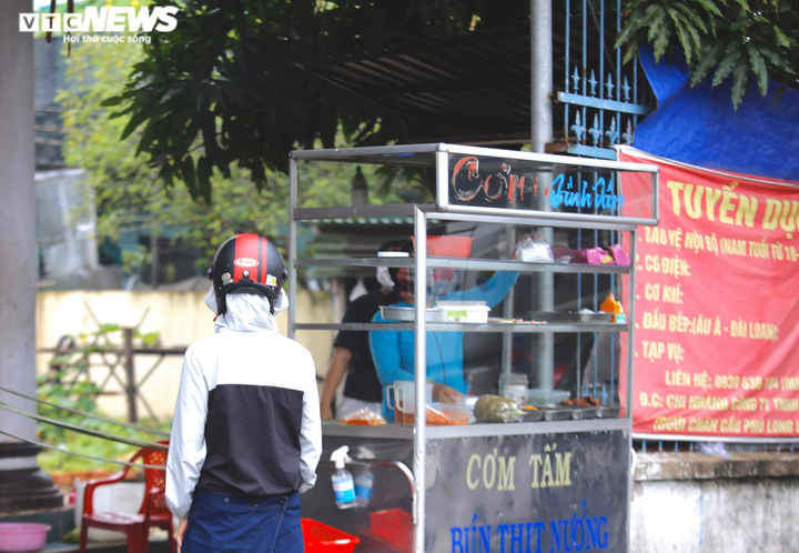 Bình Dương: Hàng quán tái khởi động sau nhiều ngày 'khoá chặt' - 11