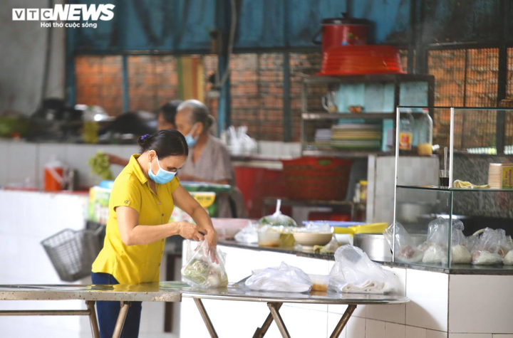 Bình Dương: Hàng quán tái khởi động sau nhiều ngày 'khoá chặt' - 10