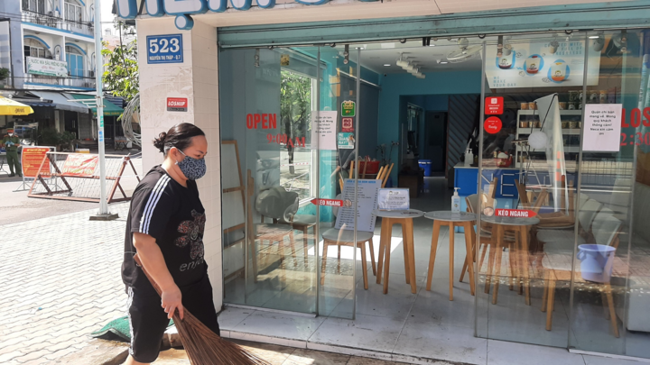 TP.HCM: Người dân quận 7 vui mừng trong ngày đầu thí điểm mở cửa trở lại - 2