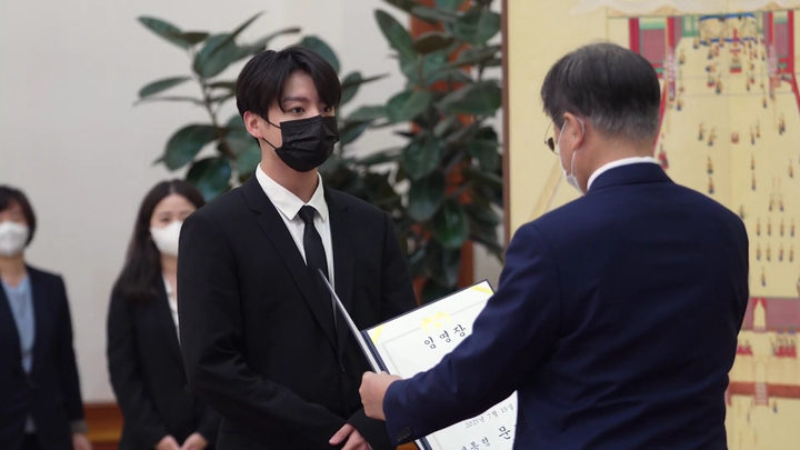 Cuộc đời hoàn hảo của em út BTS: 16 tuổi ra mắt, giờ là Đặc phái viên Tổng thống - 9