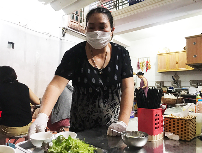 Người Hải Phòng đội mưa đi ăn sáng sau gần 2 tháng hàng quán chỉ bán mang về - 7