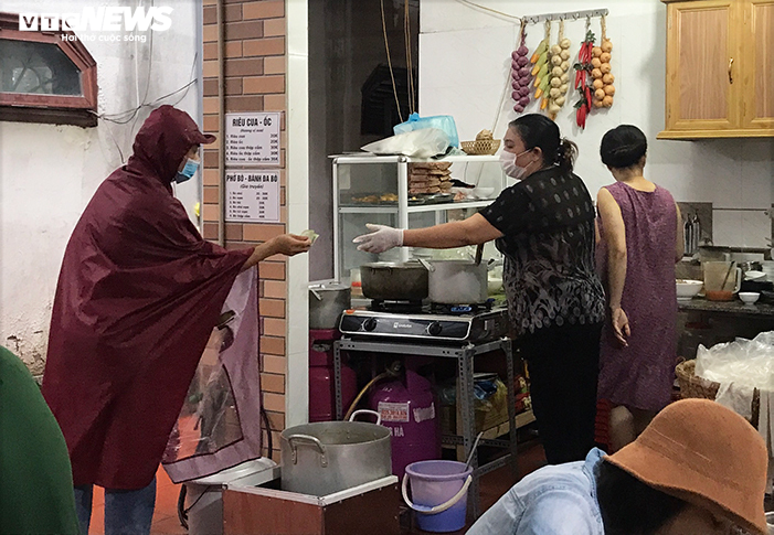 Người Hải Phòng đội mưa đi ăn sáng sau gần 2 tháng hàng quán chỉ bán mang về - 6