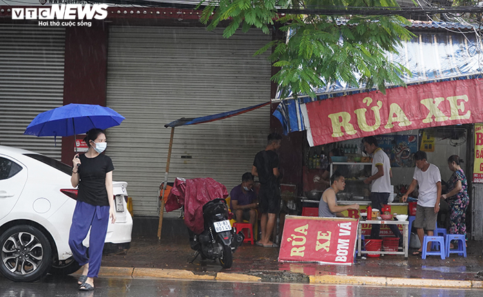 Người Hải Phòng đội mưa đi ăn sáng sau gần 2 tháng hàng quán chỉ bán mang về - 2