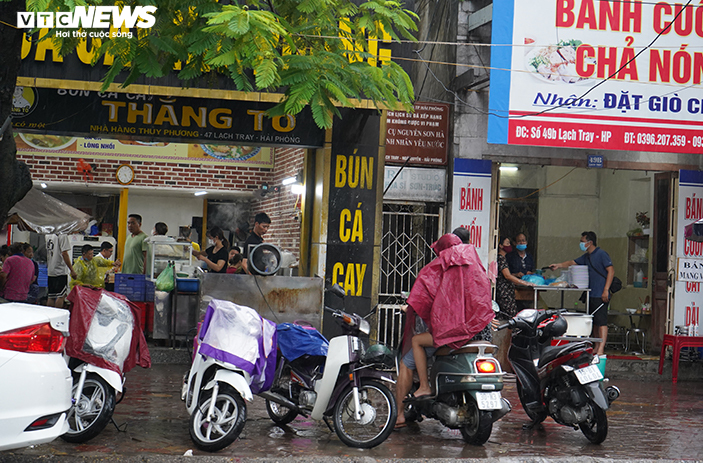 Người Hải Phòng đội mưa đi ăn sáng sau gần 2 tháng hàng quán chỉ bán mang về - 1