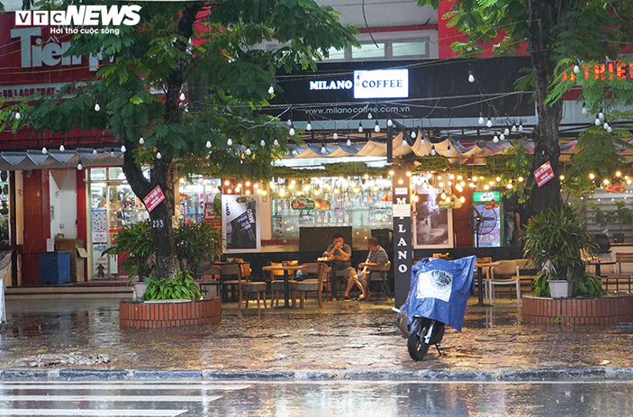 Người Hải Phòng đội mưa đi ăn sáng sau gần 2 tháng hàng quán chỉ bán mang về - 5