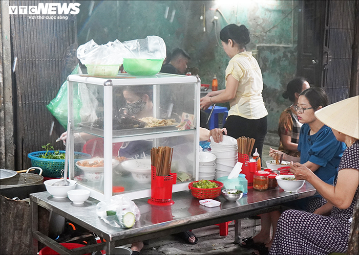 Người Hải Phòng đội mưa đi ăn sáng sau gần 2 tháng hàng quán chỉ bán mang về - 8