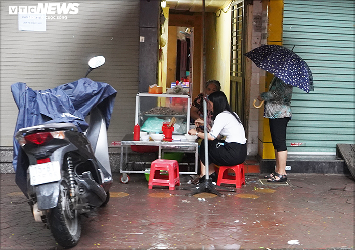 Người Hải Phòng đội mưa đi ăn sáng sau gần 2 tháng hàng quán chỉ bán mang về - 4