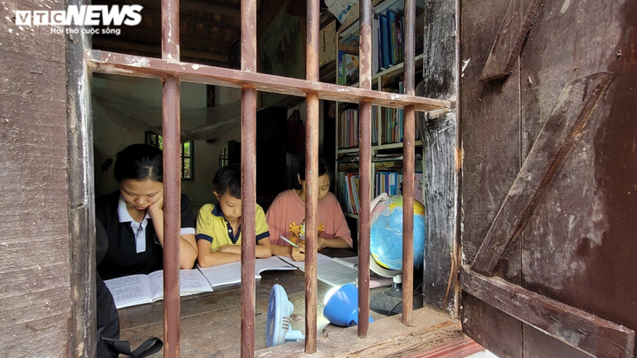 Nữ sinh mồ côi cha phải quét rác mưu sinh mơ có máy tính học online - 4