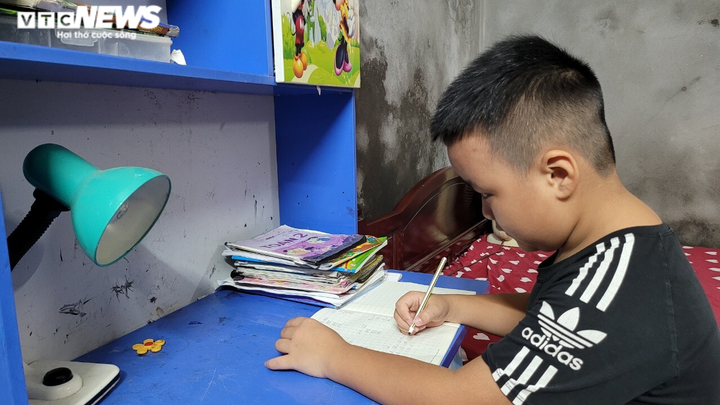 Nữ sinh mồ côi cha phải quét rác mưu sinh mơ có máy tính học online - 3