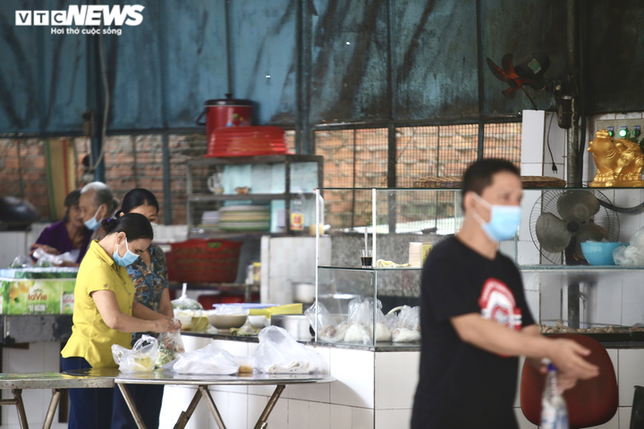 Bình Dương: Hàng quán tái khởi động sau nhiều ngày 'khoá chặt' - 9