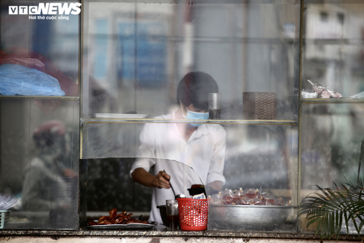 Bình Dương: Hàng quán tái khởi động sau nhiều ngày 'khoá chặt' - 2