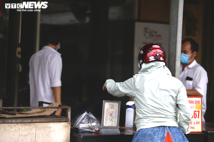 Bình Dương: Hàng quán tái khởi động sau nhiều ngày 'khoá chặt' - 4