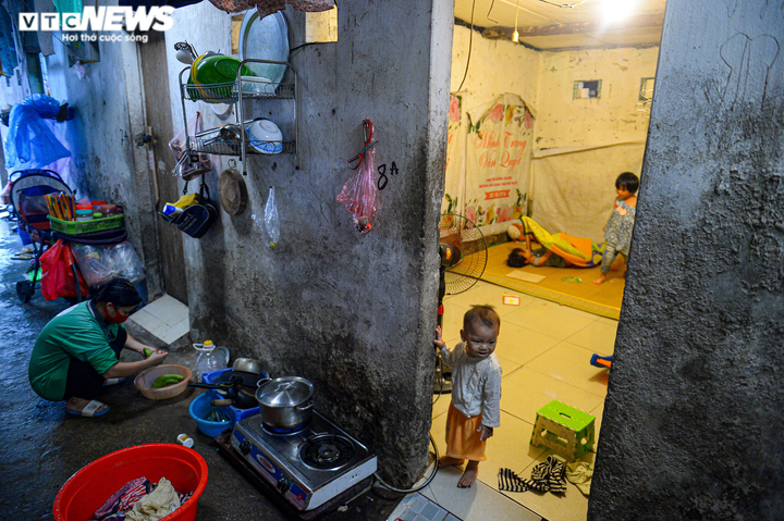 Ảnh: Bốn mẹ con bán hàng rong mắc kẹt trong nhà trọ tồi tàn 6m2 giữa đại dịch - 9