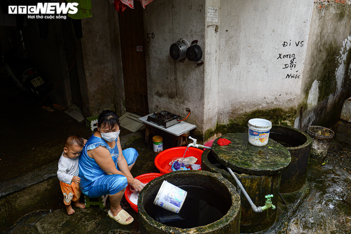 Ảnh: Bốn mẹ con bán hàng rong mắc kẹt trong nhà trọ tồi tàn 6m2 giữa đại dịch - 10