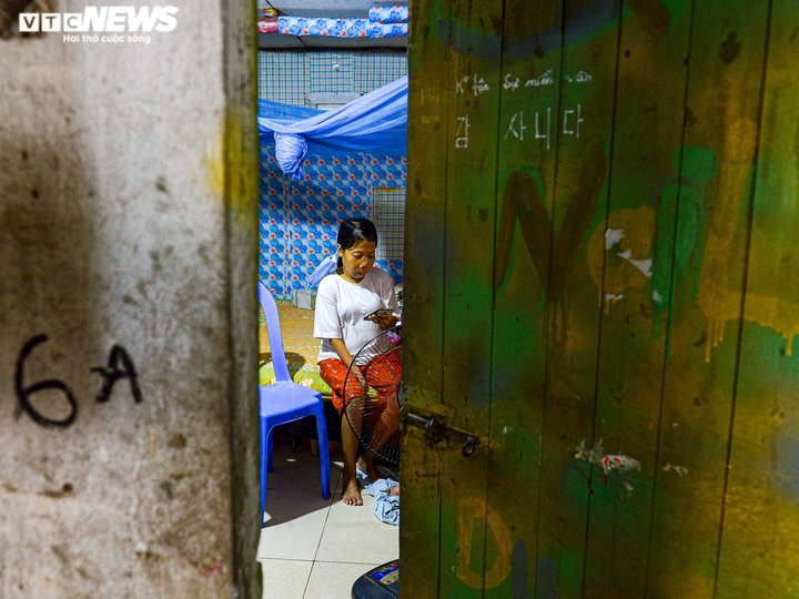 Ảnh: Bốn mẹ con bán hàng rong mắc kẹt trong nhà trọ tồi tàn 6m2 giữa đại dịch - 11