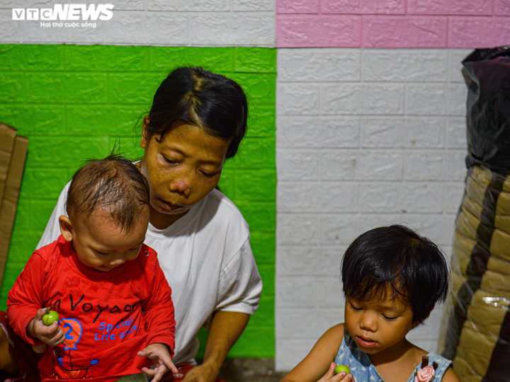 Ảnh: Bốn mẹ con bán hàng rong mắc kẹt trong nhà trọ tồi tàn 6m2 giữa đại dịch - 13