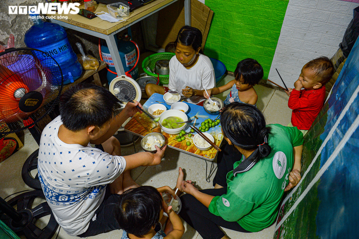 Ảnh: Bốn mẹ con bán hàng rong mắc kẹt trong nhà trọ tồi tàn 6m2 giữa đại dịch - 15