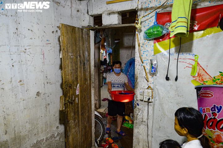 Ảnh: Bốn mẹ con bán hàng rong mắc kẹt trong nhà trọ tồi tàn 6m2 giữa đại dịch - 14