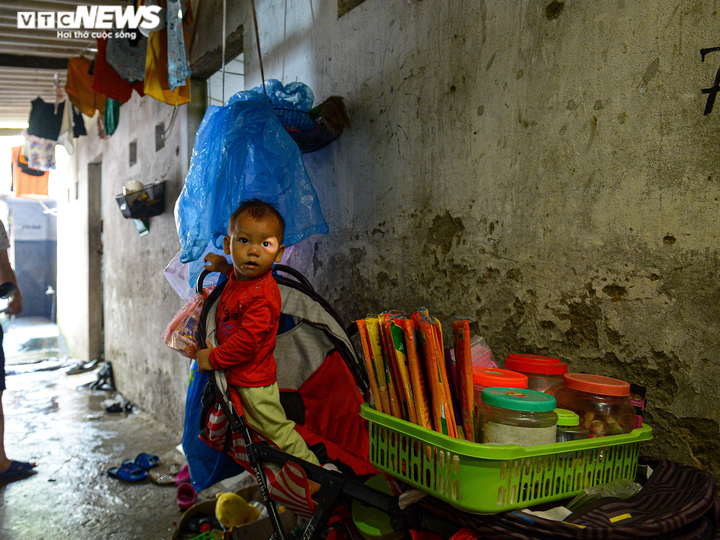 Ảnh: Bốn mẹ con bán hàng rong mắc kẹt trong nhà trọ tồi tàn 6m2 giữa đại dịch - 8