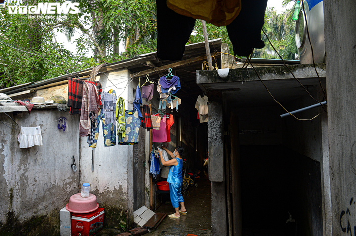 Ảnh: Bốn mẹ con bán hàng rong mắc kẹt trong nhà trọ tồi tàn 6m2 giữa đại dịch - 1