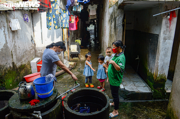 Ảnh: Bốn mẹ con bán hàng rong mắc kẹt trong nhà trọ tồi tàn 6m2 giữa đại dịch - 2
